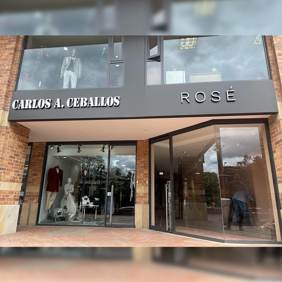 Diseño de vinilos decorativos para vitrinas comerciales